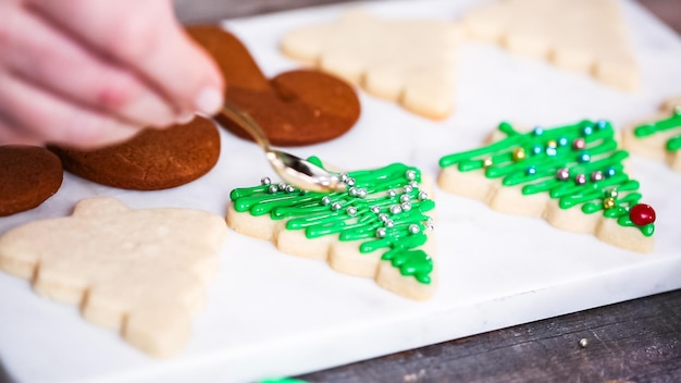 Paso a paso. Decorar galletas de jengibre y azúcar con glaseado real para Navidad.