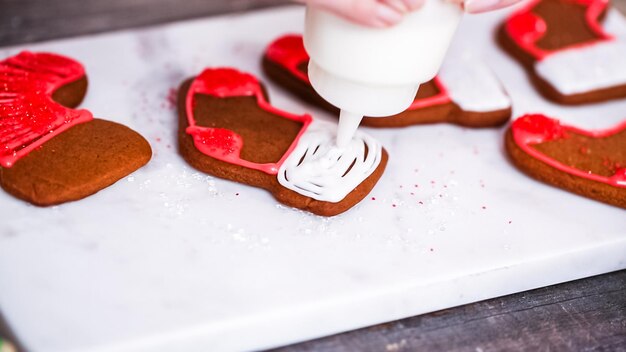 Paso a paso. Decorar galletas de jengibre y azúcar con glaseado real para Navidad.