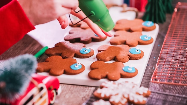 Paso a paso. Decorar galletas de jengibre con glaseado real.