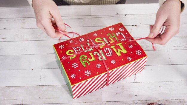 Paso a paso. Empaquetado de dulce de azúcar y galletas caseras en una caja de regalo de Navidad.