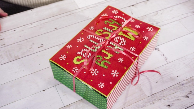 Paso a paso. Empaquetado de dulce de azúcar y galletas caseras en una caja de regalo de Navidad.