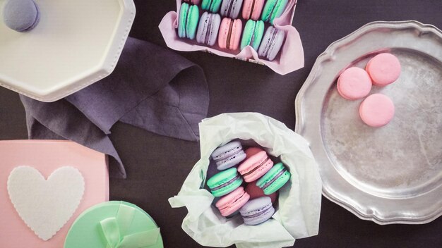 Paso a paso. Empaquetar macarons franceses en cajas de regalo.