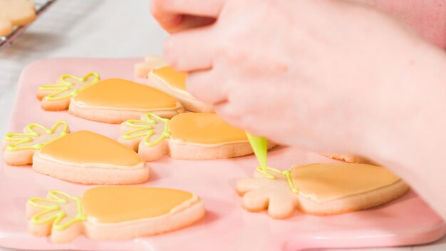 Paso a paso. Endecha plana. Decoración de galletas de azúcar de Pascua con glaseado rotal.