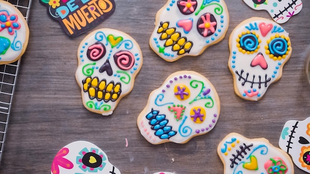 Paso a paso. Endecha plana. Decoración de galletas de calaveras de azúcar con glaseado real de diferentes colores.