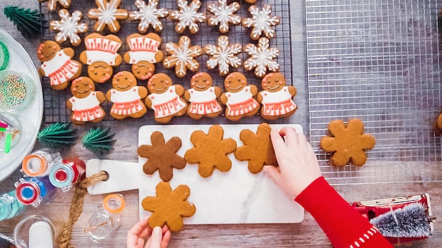 Paso a paso. Endecha plana. Decorar galletas de jengibre con glaseado real.