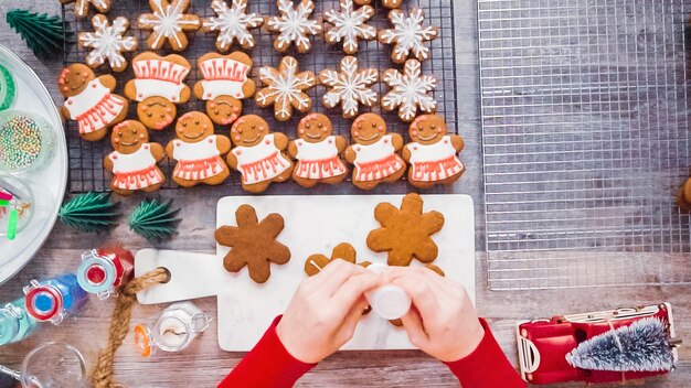 Paso a paso. Endecha plana. Decorar galletas de jengibre con glaseado real.