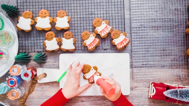 Paso a paso. Endecha plana. Decorar galletas de jengibre con glaseado real.