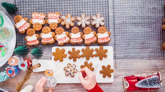 Paso a paso. Endecha plana. Decorar galletas de jengibre con glaseado real.