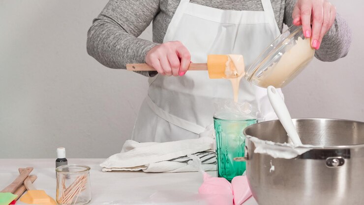 Foto paso a paso. endecha plana. mezcla de glasa real para decorar cocinitas de pascua.