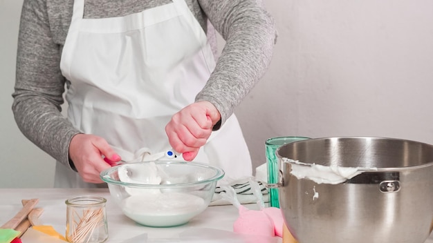 Paso a paso. Endecha plana. Mezcla de glasa real para decorar cocinitas de Pascua.