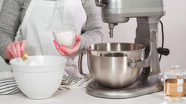 Paso a paso. Endecha plana. Mezcla de glaseado real en una batidora eléctrica de cocina para galletas de Pascua.