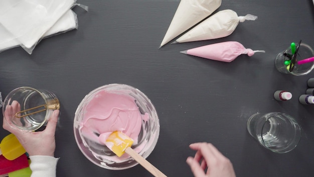 Paso a paso. Endecha plana. Verter glaseado real en la manga pastelera para decorar las galletas de azúcar.