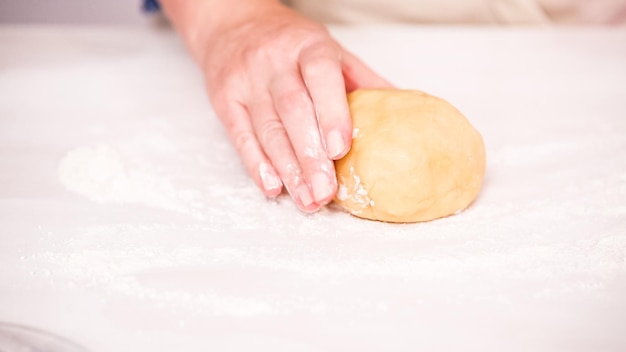 Paso a paso. Estirando masa de galletas de azúcar para hacer galletas de unicornio.