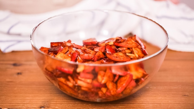 Paso a paso. Freír manzanas rojas con azúcar moreno para rellenar para hacer empanadas.