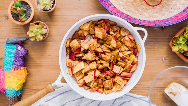 Paso a paso. Freír manzanas rojas con azúcar moreno para rellenar para hacer empanadas.