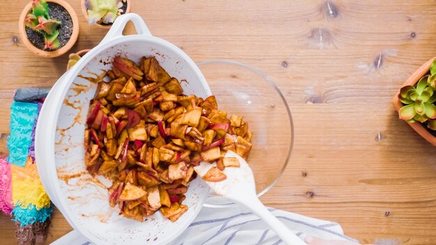 Paso a paso. Freír manzanas rojas con azúcar moreno para rellenar para hacer empanadas.