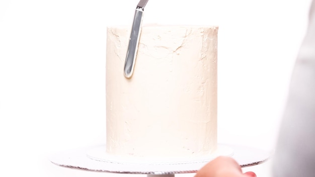 Paso a paso. Glaseado de pastel de cumpleaños alto con glaseado de crema de mantequilla blanca.