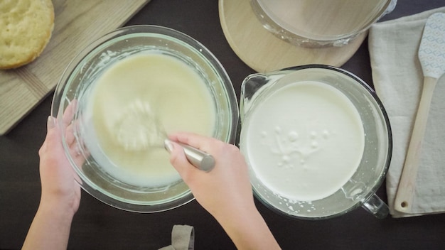 Paso a paso. Hacer un bizcocho de mousse con glaseado de espejo rosa y frutos rojos frescos.