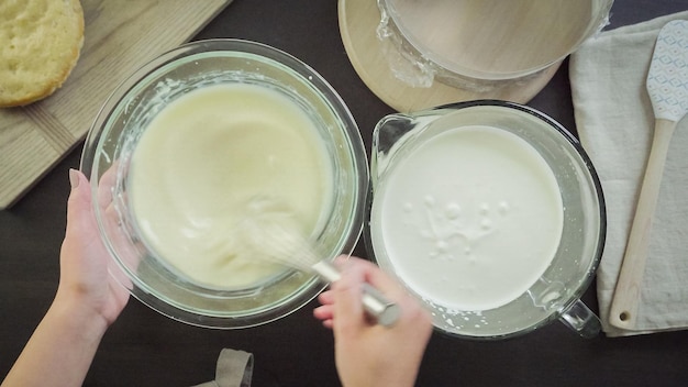 Paso a paso. Hacer un bizcocho de mousse con glaseado de espejo rosa y frutos rojos frescos.