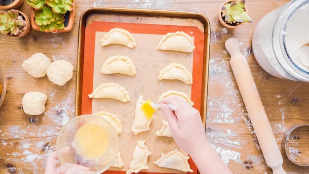 Paso a paso. Hacer empanadas caseras con relleno dulce.