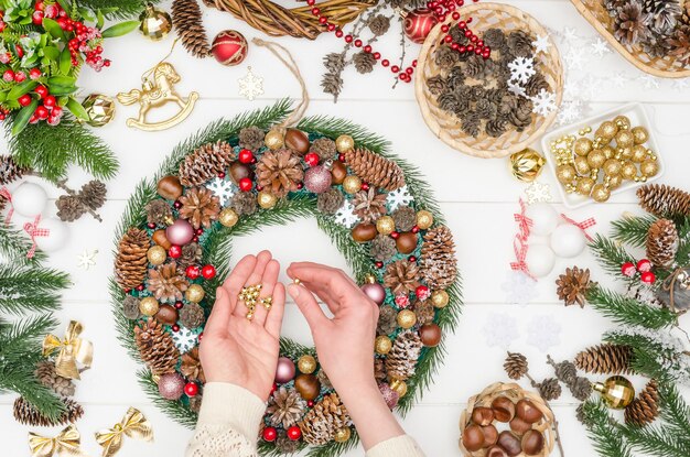 Paso a paso para hacer una gran corona de Navidad, paso 18: tome y pegue cuentas de oro en pegamento caliente