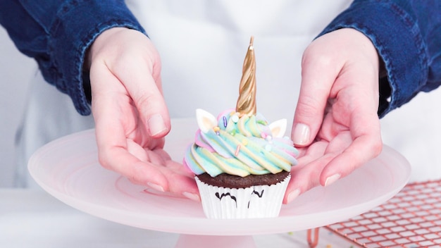 Paso a paso. Hornear cupcakes de chocolate unicornio con glaseado de crema de mantequilla de color arco iris.