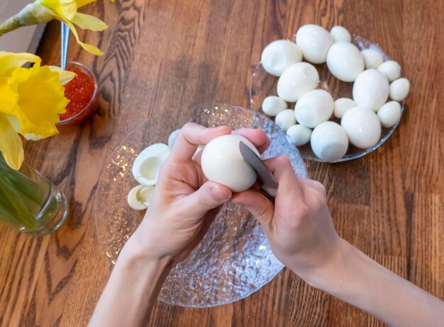 Paso a paso huevo cortado por la mitad para hacer huevos rellenos