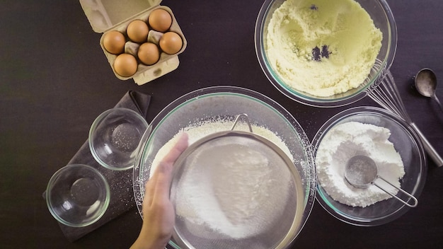 Paso a paso. Ingredientes para hornear macarons franceses en la mesa.