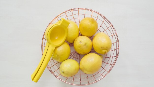 Paso a paso. Limones orgánicos en la canasta de alambre.