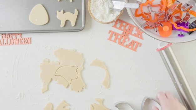 Paso a paso. Madre e hija haciendo galletas de azúcar de Halloween.