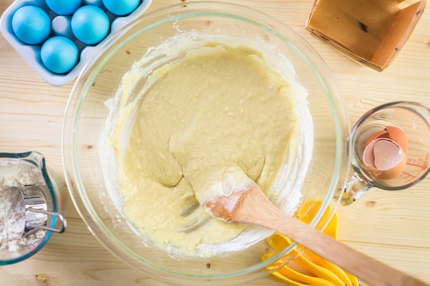 Paso a paso. Masa para amasar para el pan de Pascua italiano hecho en casa.