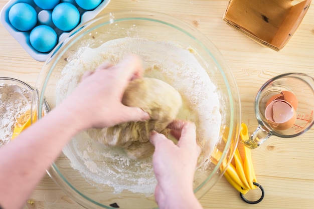 Paso a paso. Masa para amasar para el pan de Pascua italiano hecho en casa.