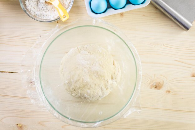 Paso a paso. Masa para amasar para el pan de Pascua italiano hecho en casa.