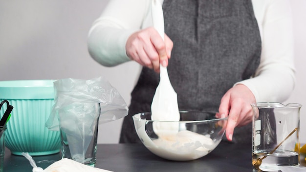 Paso a paso. Mezclar colorante alimentario con el glaseado real para decorar galletas de azúcar.