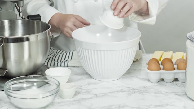 Paso a paso. Mezclar ingredientes en una batidora de cocina de pie para hornear galletas de azúcar.