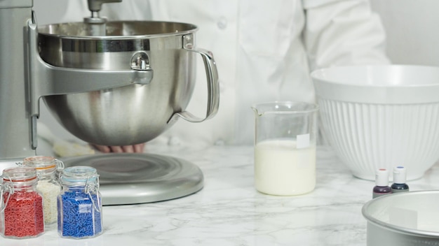 Paso a paso. Mezclar ingredientes en una batidora de cocina de pie para hornear un pastel de vainilla de tres capas.