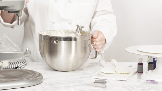 Paso a paso. Mezcle los ingredientes en una batidora de cocina de pie para hacer un glaseado de crema de mantequilla.