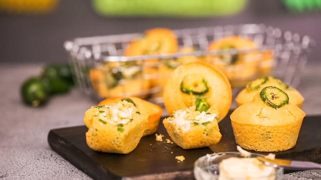 Paso a paso. Muffins de pan de maíz con jalapeño recién horneados.