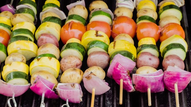 Paso a paso. Paso a paso. Asar brochetas de verduras y brochetas de pollo en una parrilla de gas al aire libre.