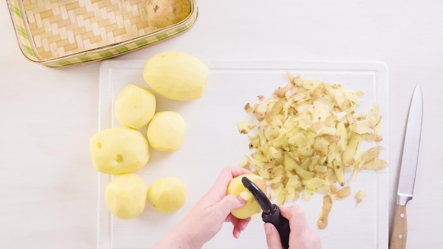 Paso a paso. Pelar papas doradas Yukon para hacer puré de papas clásico.