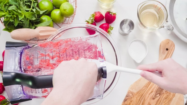 Paso a paso. Preparación de margarita de fresa a partir de fresas orgánicas frescas.