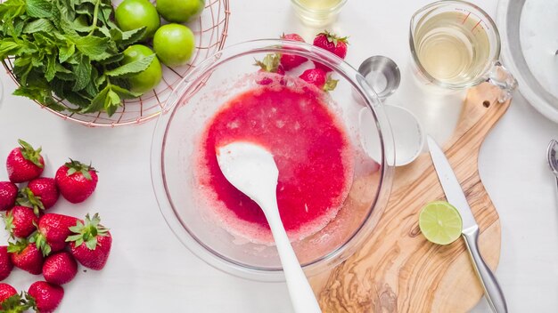 Paso a paso. Preparación de margarita de fresa a partir de fresas orgánicas frescas.