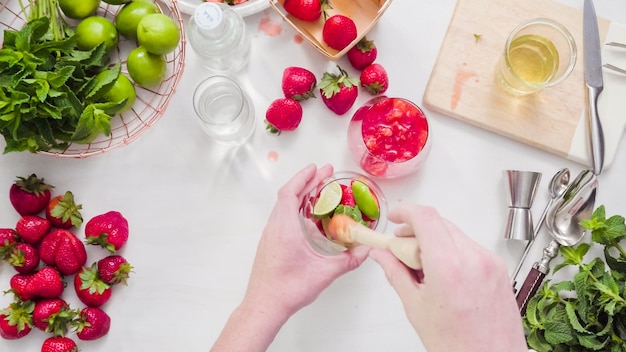 Paso a paso. Preparación de mojito de fresa a partir de fresas orgánicas frescas.