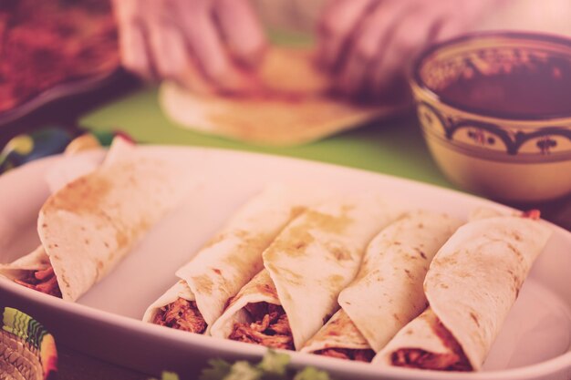 Paso a paso. Preparando enchiladas de pollo caseras.