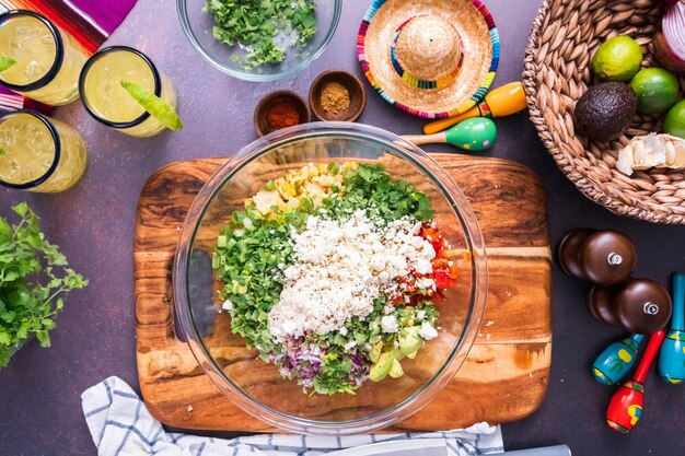 Paso a paso. Preparando ensalada mexicana de maíz callejero con maíz a la parrilla.