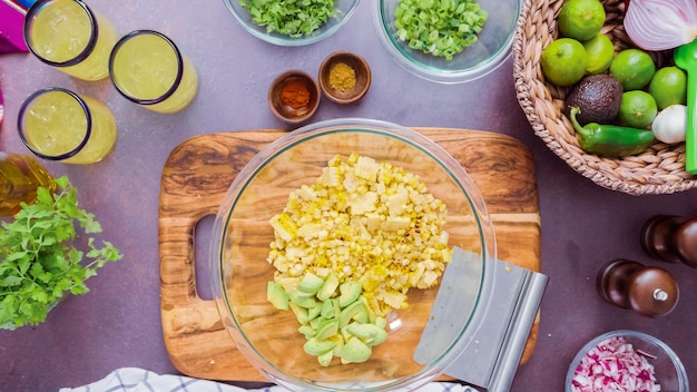 Paso a paso. Preparando ensalada tradicional mexicana de maíz callejero.