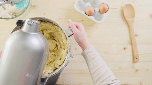 Paso a paso. Preparando masa para galletas de azúcar para la temporada navideña.