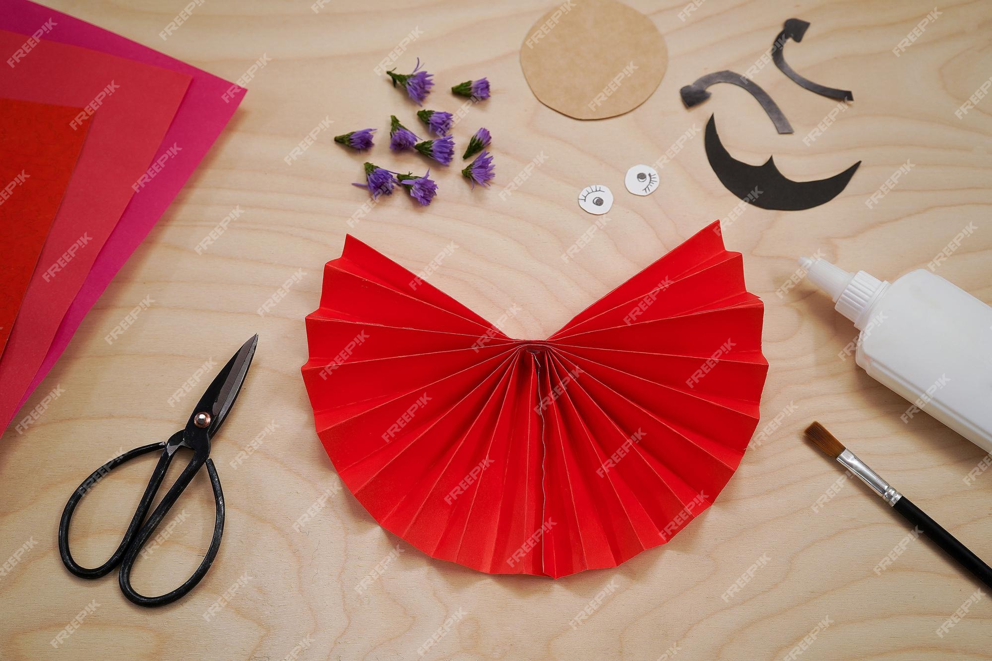 Paso a paso proceso diy manualidad artesanal mariquita hecha de papel y  flores paso 4 pega los dos extremos del acordeón para hacer un semicírculo  símbolo de amor rojo | Foto Premium