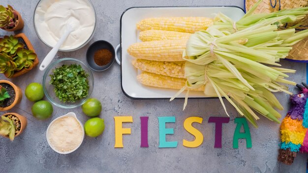 Paso a paso. Signo de fiesta en la mesa con maíz mexicano en la mazorca Elote.