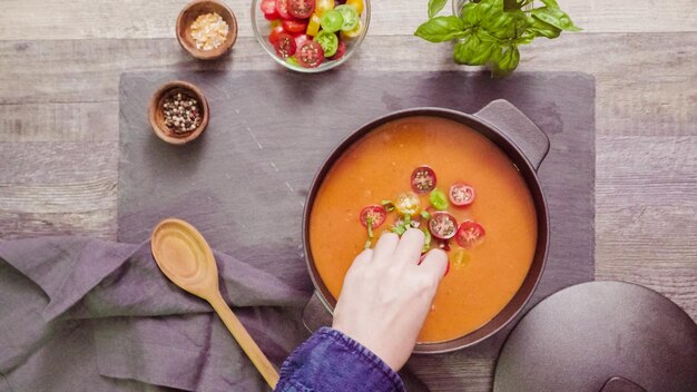 Paso a paso. Sopa de tomate asado en cazuela de hierro fundido.